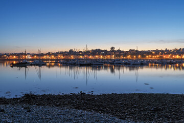 Reflets automnaux des bateaux au port de Camaret-sur-Mer à l’heure bleue, dans la douce lumière de la presqu’île de Crozon.