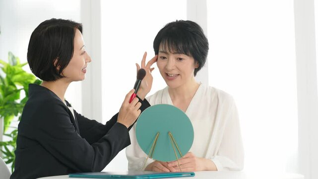 女性、美容、シニア、ビューティー、美容部員、カウンセリング、化粧品、メイク、ビューティーアドバイザー、BA、日本人、コスメ、アドバイス、教える、MUA、スクール、鏡、スキンケア、ブラシ、笑顔、インテリア、ミドル、中年、中高年、ファンデーション、美肌、美白、美顔、肌ケア、アンチエイジング、エイジングケア、美人、二人、レッスン、講師、相談、パーソナルカラー診断、パーソナルカラー、店員、ビジネスウーマン
