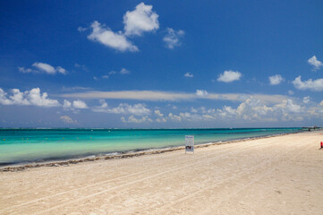 Obraz premium Puerto Morelos, Quintana Roo, Mexico. May 31, 2021: Sunny day at Puerto Morelos beach in Quintana Roo, Mexico.