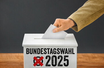 Mann wirft einen Stimmzettel in Wahlurne - Bundestagswahl 2025