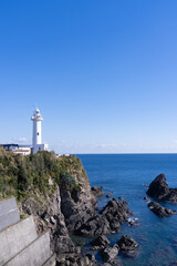 白亜の灯台と紺碧の海