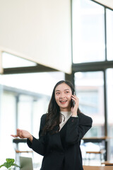 Fototapeta premium Asian business woman Give advice to customers via online. 