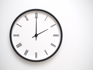Clock Showing 14.00/02.00 with Roman Numerals – Simple Round Clock for Concepts of Time...