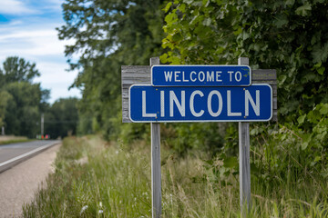 Elegant wooden "Welcome to Lincoln" sign, perfect for US city entrance road signs, travel signage, urban landmarks, and city-themed promotional projects.	