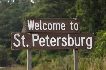 Elegant wooden "Welcome to St. Petersburg" sign, perfect for US city entrance road signs, travel signage, urban landmarks, and city-themed promotional projects.