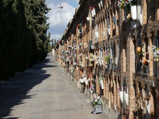 Nichos en cementerio decorados con flores