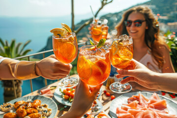 Un gruppo di amici si rilassa su una terrazza con vista sul mare, brindando con spritz e antipasti italiani