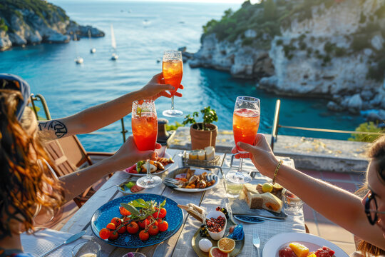 Un gruppo di amici si rilassa su una terrazza con vista sul mare, brindando con spritz e antipasti italiani