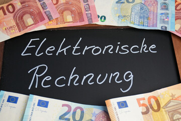 Tafel mit der Aufschrift elektronische Rechnung mit Euro Banknoten