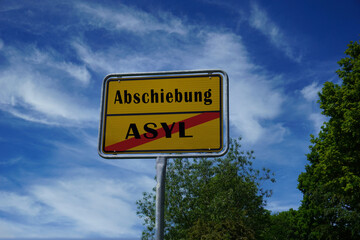 Verkehrsschild mit dem Aufdruck Asyl und Abschiebung