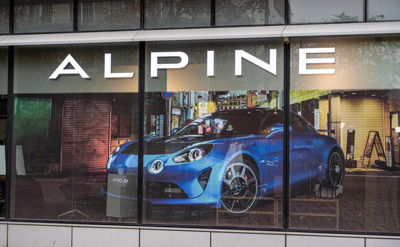 Devanture et sigle de la marque automobile Alpine