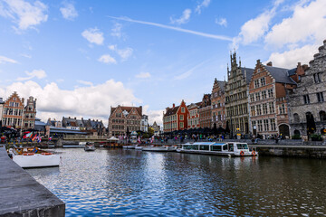 La ville de Gand et le quai aux herbes La Graslei en Belgique