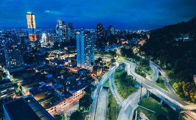 Paisaje urbano nocturno de la ciudad de Bogotá, Colombia