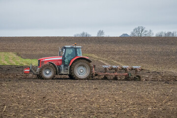 Obraz premium view of a tractor and its plow close up.