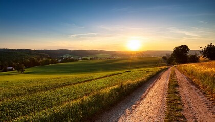 Obraz premium saarland nnsonnenuntergang blick uber die landschaft des sankt wendler landes bei st wendel mit feldweg im gegenlicht