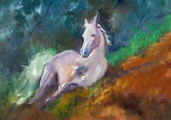 Dipinto ad olio tradizionale fantasy di scena con cavallo bianco albino sdraiato a terra calmo intento a rilassarsi in mezzo alla natura del bosco illuminato dai raggi del sole © Ilarialapreziosa