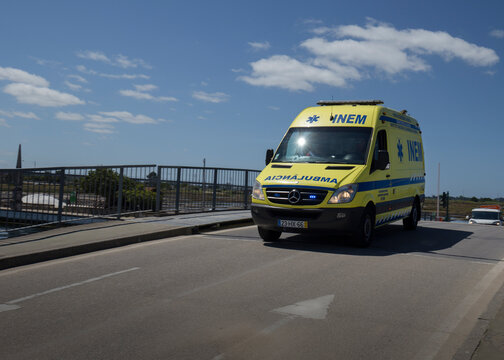 Aveiro, Portugal, 7 de agosto de 2021: Vista de uma ambul&acirc;ncia tradicional a acelerar pelas ruas de Aveiro, uma das cidades mais antigas da Europa.