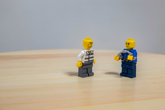 Detalhe de bonecos de LEGO isolado num fundo claro e desfocado.
