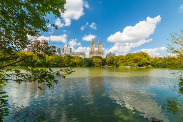 Naklejka premium Central Park lake under a blue sky with clouds
