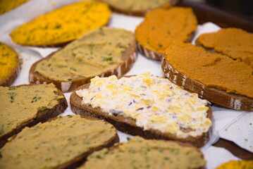 Vegetarische Aufstriche auf Brot