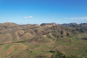 A vista aérea de morros em Seropédica, no Estado do Rio de Janeiro, Brasil.
