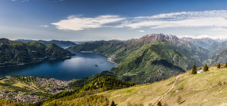 Lago Maggiore mit Locarno und Ascona im Tessiner Fr&uuml;hling, gesehen von der Cardada