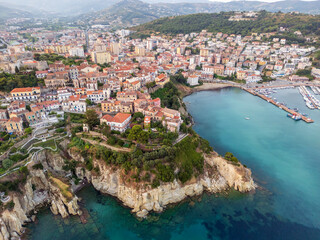 Obraz premium Vista aerea di Agropoli. Il Porto,la scogliera e il paesaggio sul mare