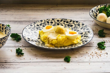 Senfeier mit Kartoffelpüree