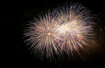 Obraz premium Fireworks display illuminating night sky with vibrant spectacle