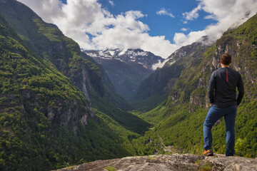 Fototapeta premium Wanderer mit Blick ins Val Bavona bei Bignasco
