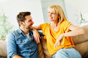 Obraz premium woman couple man happy happiness love young lifestyle together romantic boyfriend girlfriend romance boyfriend girlfriend home fun