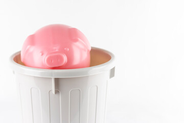 貯金箱とゴミ箱。お金を捨てるイメージ