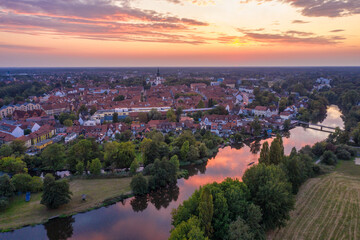 Fototapeta premium Celler Altstadt mit Aller zum Sonnenuntergang