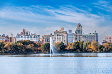 Obraz premium New York, New York, USA – October 30, 2024: View of the Jacqueline Kennedy Onassis Reservoir and Central Park West in New York, New York, USA.