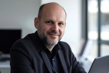 Naklejka premium Geschäftsmann lächelnd Laptop Videokonferenz Nachtlicht Blaulicht reflektierende Brille Technologie moderner Arbeitsplatz Remote Arbeit digitale Kommunikation Homeoffice entspannte Atmosphäre Business