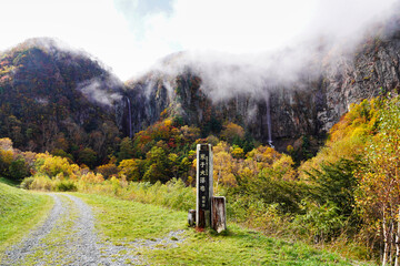 米子大瀑布の秋、紅葉と霧に包まれた滝の絶景