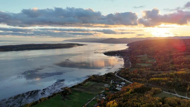 Magnifique vid&eacute;o du fleuve Saint-Laurent au Quebec Canada au coucher de soleil