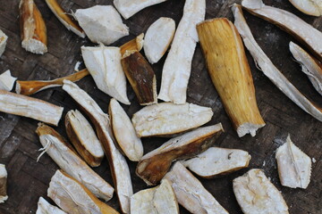 cassava that has dried due to being dried in the sun