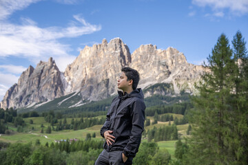 Naklejka premium Man enjoy view of Cortina D Ampezzo mountains landscape Dolomites, Italy.