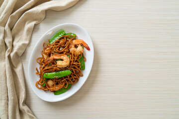 stir-fried yakisoba noodles with green peas and shrimps
