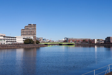 Naklejka premium 鶴見川と芦穂橋（神奈川県横浜市鶴見区）