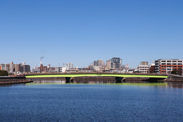 鶴見川と芦穂橋（神奈川県横浜市鶴見区）
