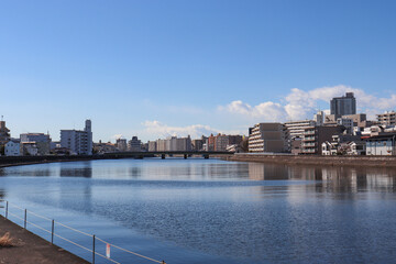 Obraz premium 鶴見川と潮鶴橋（神奈川県横浜市鶴見区）