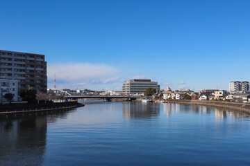 Naklejka premium 鶴見川と鶴見橋（神奈川県横浜市鶴見区）