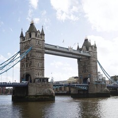 Obraz premium The atmosphere in London, surrounded by buildings, architecture, and beautiful public parks.