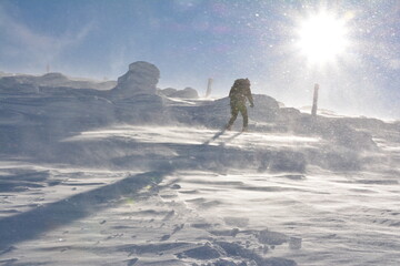 雪の蔵王山を登る登山者