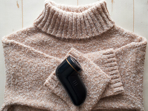 毛玉取り器とセーター