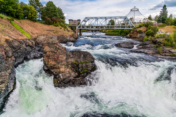 Obraz premium Spokane River Running Through Riverfront Park. Spokane Washington.
