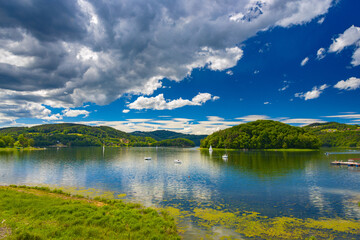Naklejka premium Jezioro Rożnowskie w Gródku nad Dunajcem.