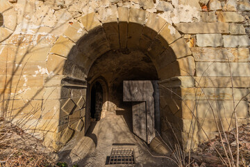 Wejście do fortyfikacji obronnej w Rożnowie. © Jacek